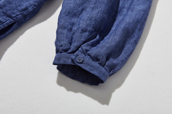 季節を問わず活躍する万能アイテム　フランス産リネン　リネンブラウス　紺色　250213-3 7枚目の画像