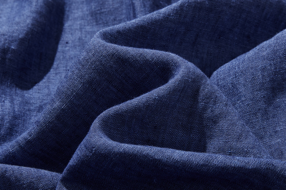 季節を問わず活躍する万能アイテム　フランス産リネン　リネンブラウス　紺色　250213-3 11枚目の画像