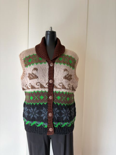 ベージュとブラウンのカウチン模様の編み込みベスト