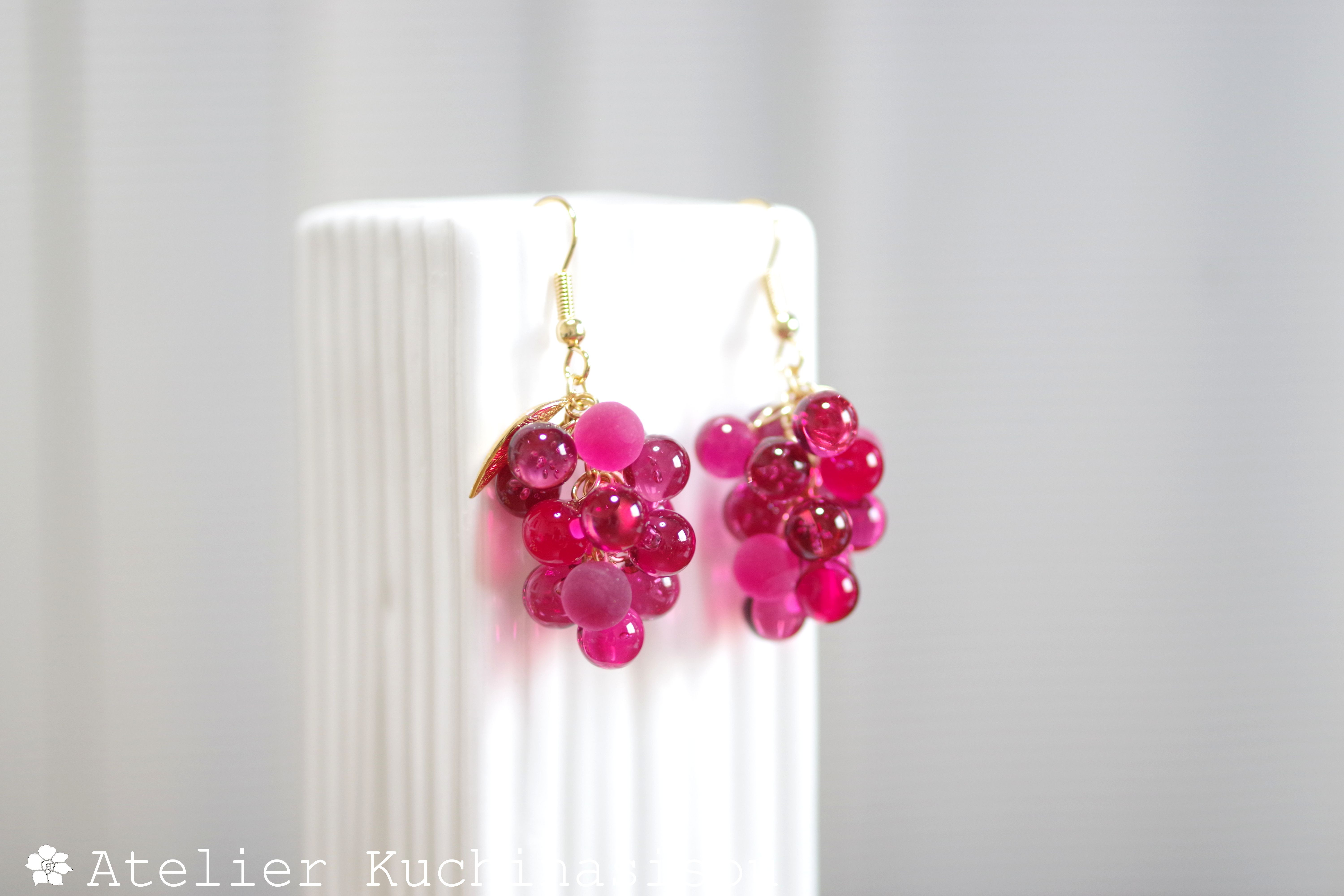 レジンアート　球体の葡萄のピアス〈恋の味〉