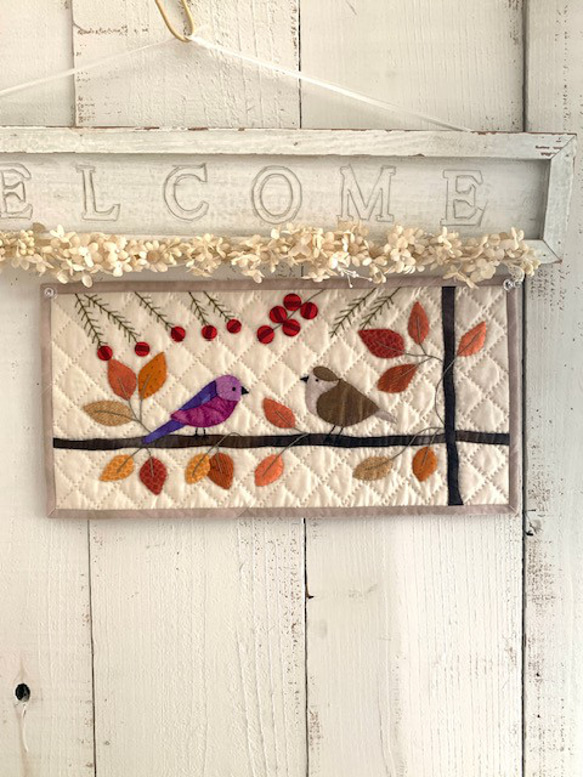 【1点物】ハンドメイド パッチワークキルト 尾長鶏と梅のタペストリー パッチワークタペストリーキット／秋色小鳥のタペストリー／季節を彩る