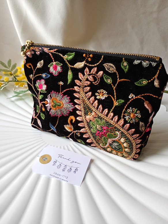 数量限定【16㌢】見た目以上の収納力　インド刺繍の贅沢ポーチ　ベルベットペイズリー　 1枚目の画像