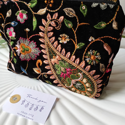 数量限定【16㌢】見た目以上の収納力　インド刺繍の贅沢ポーチ　ベルベットペイズリー　 3枚目の画像
