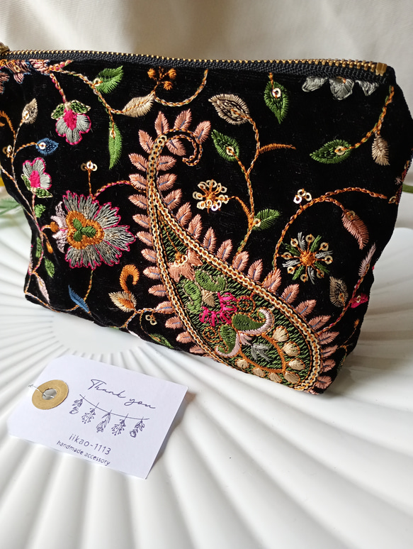 数量限定【16㌢】見た目以上の収納力　インド刺繍の贅沢ポーチ　ベルベットペイズリー　 3枚目の画像
