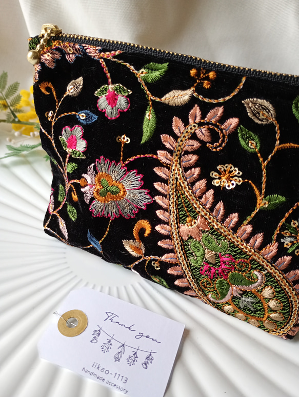 数量限定【16㌢】見た目以上の収納力　インド刺繍の贅沢ポーチ　ベルベットペイズリー　 4枚目の画像