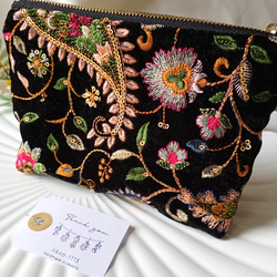 数量限定【16㌢】見た目以上の収納力　インド刺繍の贅沢ポーチ　ベルベットペイズリー　 5枚目の画像