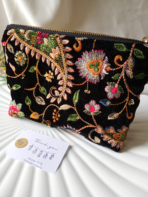 数量限定【16㌢】見た目以上の収納力　インド刺繍の贅沢ポーチ　ベルベットペイズリー　 5枚目の画像