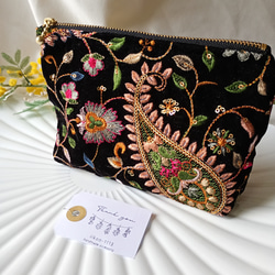 数量限定【16㌢】見た目以上の収納力　インド刺繍の贅沢ポーチ　ベルベットペイズリー　 2枚目の画像