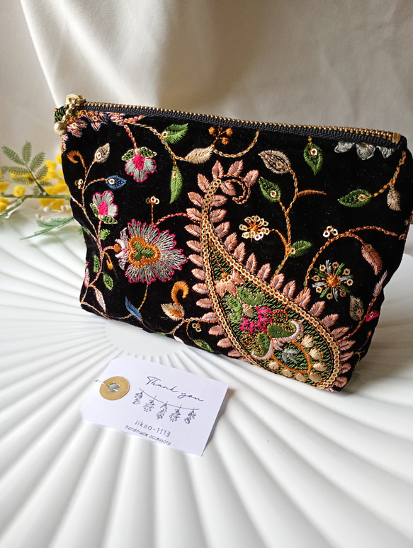 数量限定【16㌢】見た目以上の収納力　インド刺繍の贅沢ポーチ　ベルベットペイズリー　 2枚目の画像