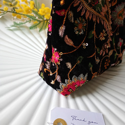 数量限定【16㌢】見た目以上の収納力　インド刺繍の贅沢ポーチ　ベルベットペイズリー　 7枚目の画像