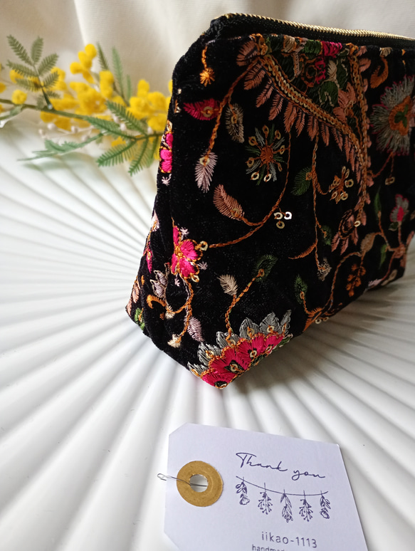 数量限定【16㌢】見た目以上の収納力　インド刺繍の贅沢ポーチ　ベルベットペイズリー　 7枚目の画像