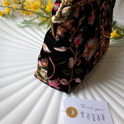 数量限定【16㌢】見た目以上の収納力　インド刺繍の贅沢ポーチ　ベルベットペイズリー　 8枚目の画像