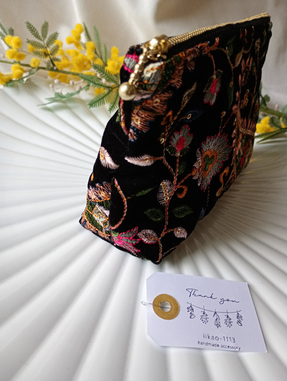 数量限定【16㌢】見た目以上の収納力　インド刺繍の贅沢ポーチ　ベルベットペイズリー　 8枚目の画像