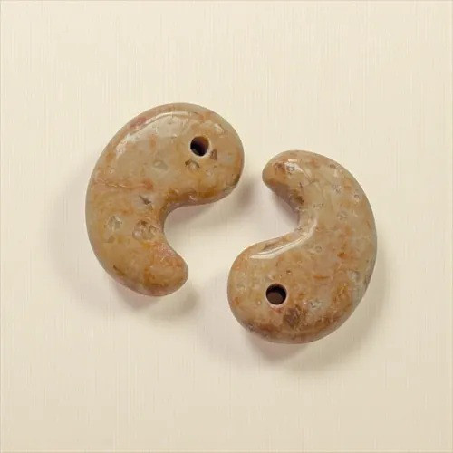 奇跡の薬石と呼ばれる「姫川薬石」の、とっても貴重な勾玉さん！パワフルさんとやわらかさん二種類