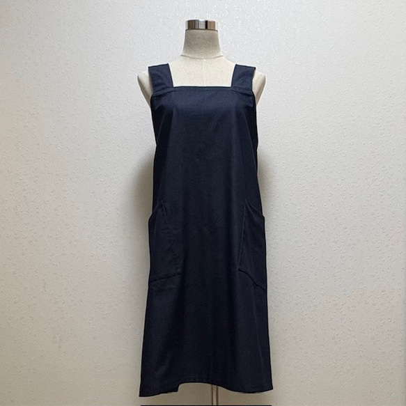 バッククロスのかぶるだけエプロン☆ソフトデニム☆綿＋ポリエステルだからシワになりにくい！（濃ネイビー） 1枚目の画像