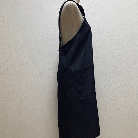 バッククロスのかぶるだけエプロン☆ソフトデニム☆綿＋ポリエステルだからシワになりにくい！（濃ネイビー） 2枚目の画像