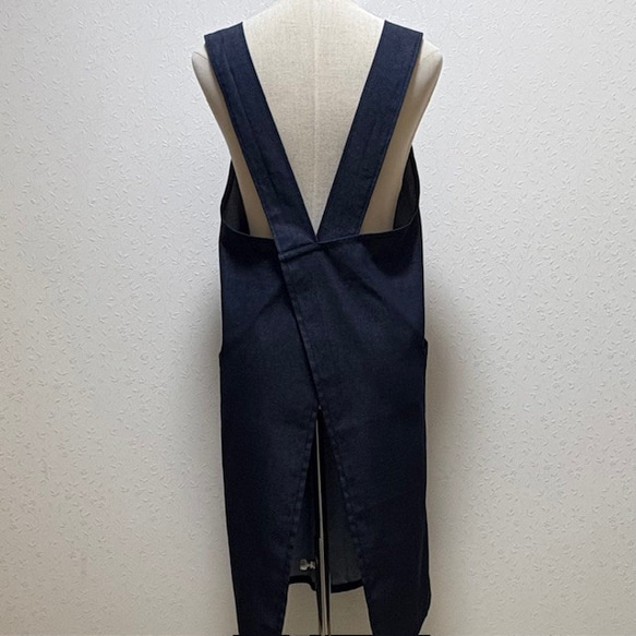 バッククロスのかぶるだけエプロン☆ソフトデニム☆綿＋ポリエステルだからシワになりにくい！（濃ネイビー） 3枚目の画像