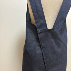 バッククロスのかぶるだけエプロン☆ソフトデニム☆綿＋ポリエステルだからシワになりにくい！（濃ネイビー） 7枚目の画像