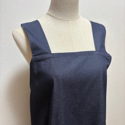 バッククロスのかぶるだけエプロン☆ソフトデニム☆綿＋ポリエステルだからシワになりにくい！（濃ネイビー） 6枚目の画像