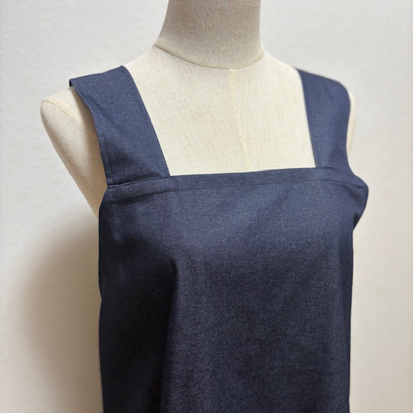 バッククロスのかぶるだけエプロン☆ソフトデニム☆綿＋ポリエステルだからシワになりにくい！（濃ネイビー） 6枚目の画像