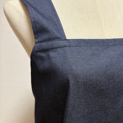 バッククロスのかぶるだけエプロン☆ソフトデニム☆綿＋ポリエステルだからシワになりにくい！（濃ネイビー） 8枚目の画像