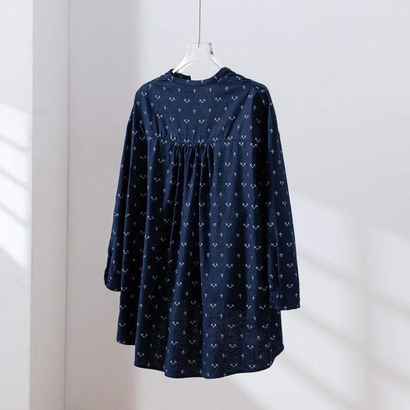 ゆったりとしたシルエットでありながら、きちんと感のあるブラウス　長袖ブラウス　綿麻　251004-1 6枚目の画像