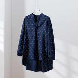 ゆったりとしたシルエットでありながら、きちんと感のあるブラウス　長袖ブラウス　綿麻　251004-1 1枚目の画像