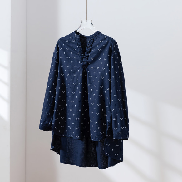 ゆったりとしたシルエットでありながら、きちんと感のあるブラウス　長袖ブラウス　綿麻　251004-1 1枚目の画像