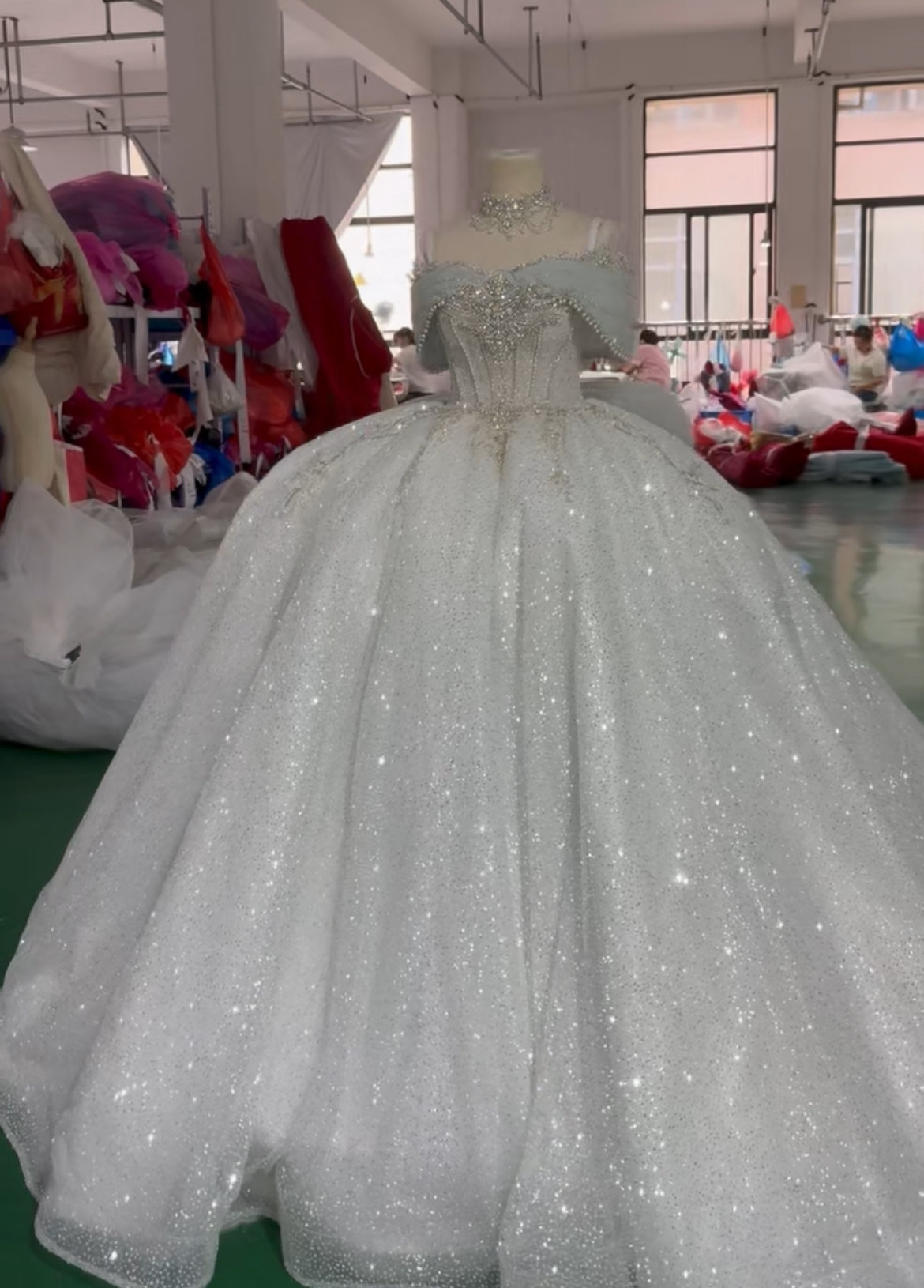 首飾りあり　ブライダル　バックリボン　ブルーグレー　ラメ入り　グッリタースカート　床着き　上品　贅沢なレース　スパコール