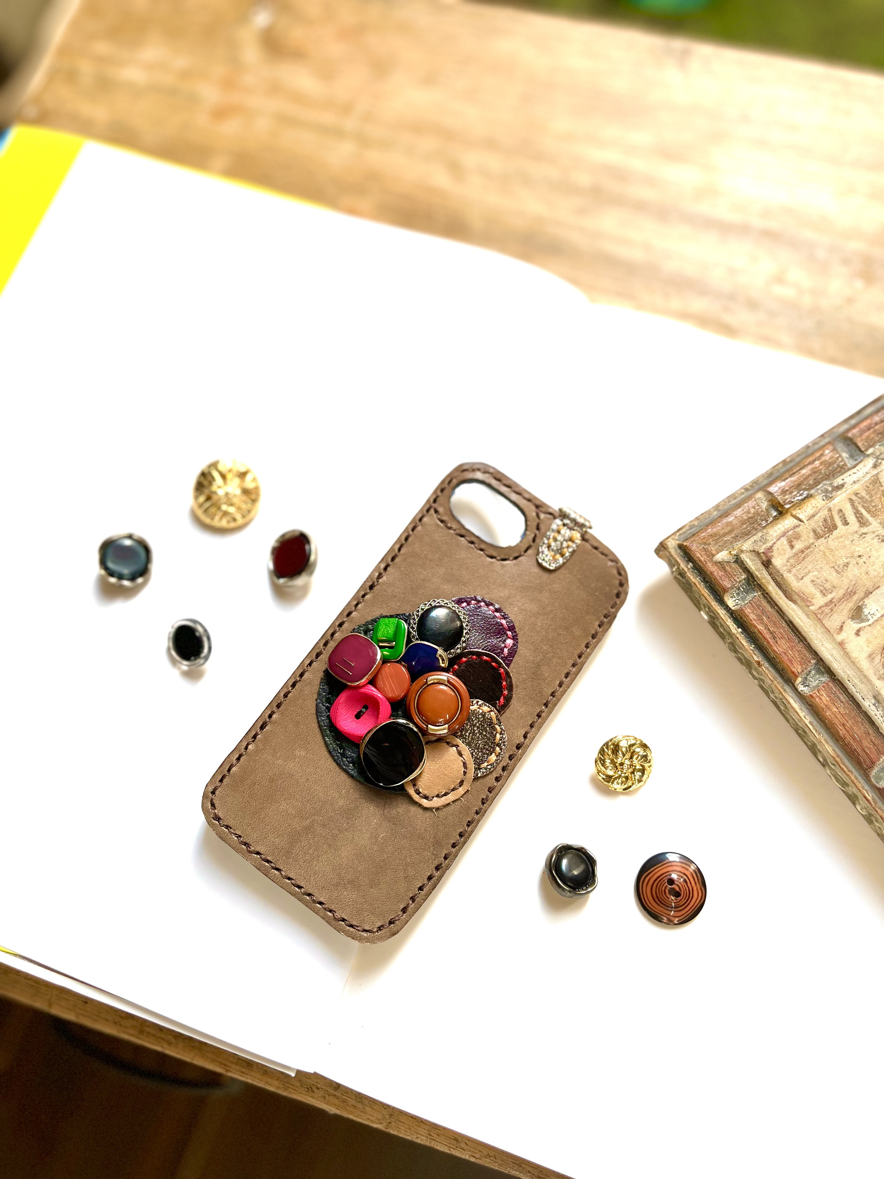 一期一会スマホケース　iPhone16eケース iPhoneケース　レザー　ボタン