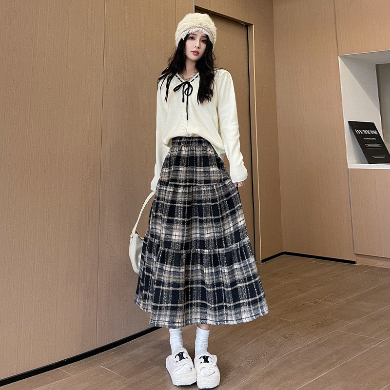 大きいサイズの梨の形の体つきの毛のハーフスカートの女性の秋の太ったMM腹を隠してやせて見えるスカートの高い腰の垂れた感じ