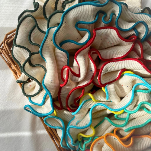 カラフルメロウ/つぶつぶ生地のフリルスタイ スタイ・よだれかけ sora