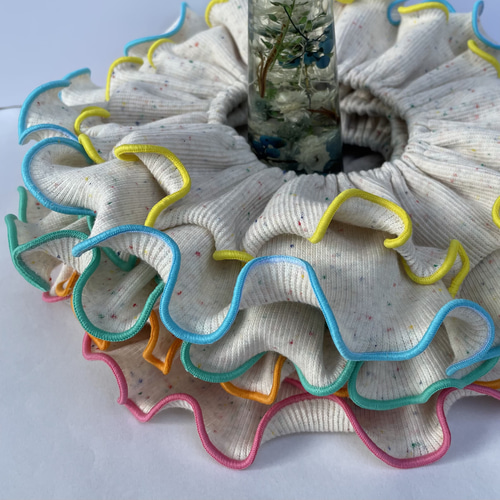 カラフルメロウ/つぶつぶ生地のフリルスタイ スタイ・よだれかけ sora