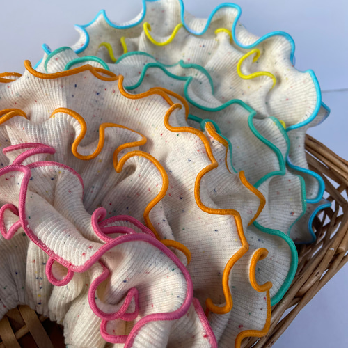 カラフルメロウ/つぶつぶ生地のフリルスタイ スタイ・よだれかけ sora