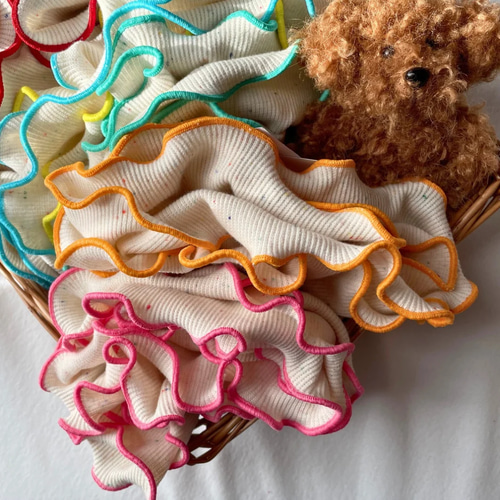 カラフルメロウ/つぶつぶ生地のフリルスタイ スタイ・よだれかけ sora