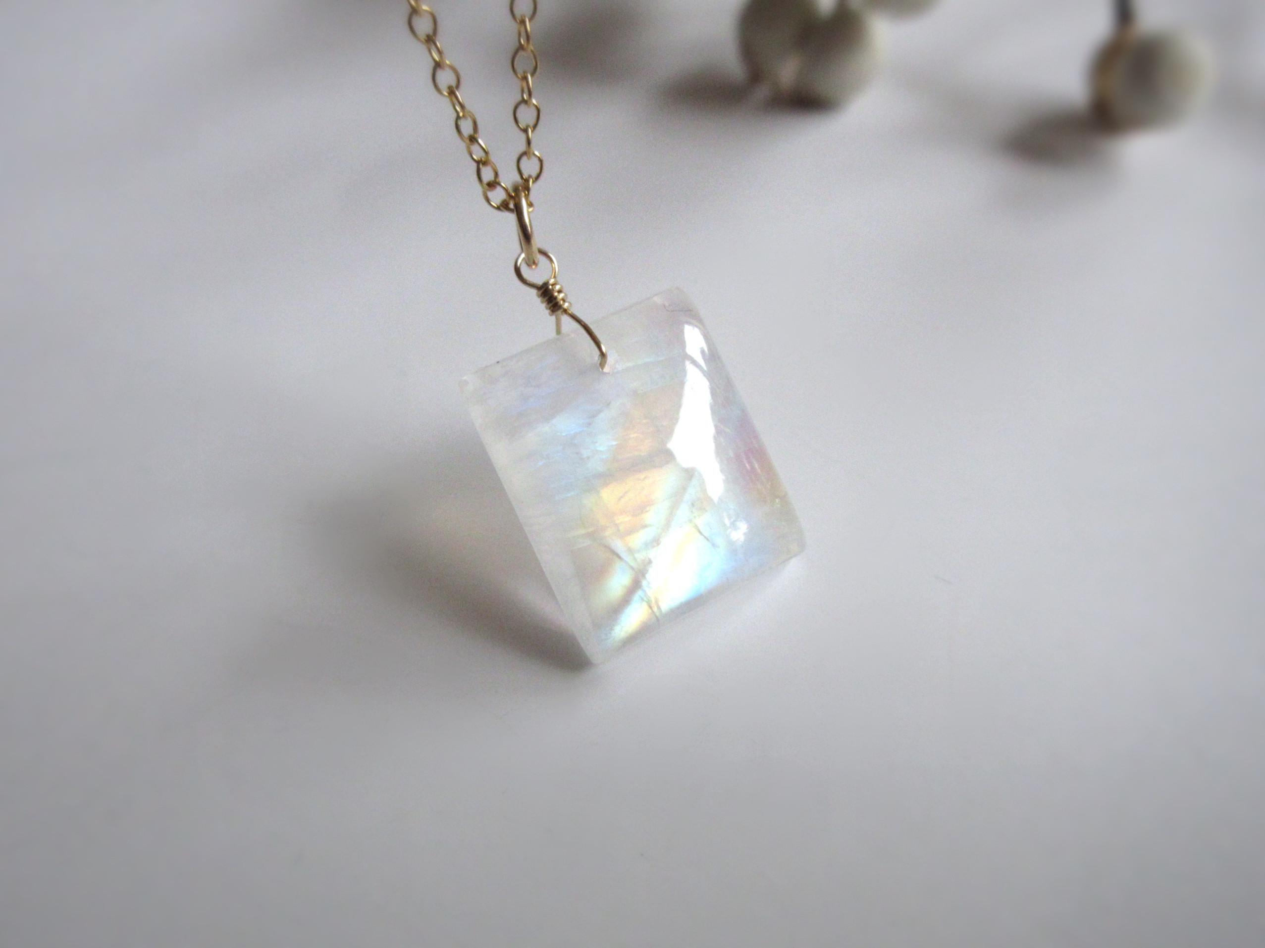 【6月の誕生石】14×12mmレクタングル「レインボームーンストーン」【一点のみ】