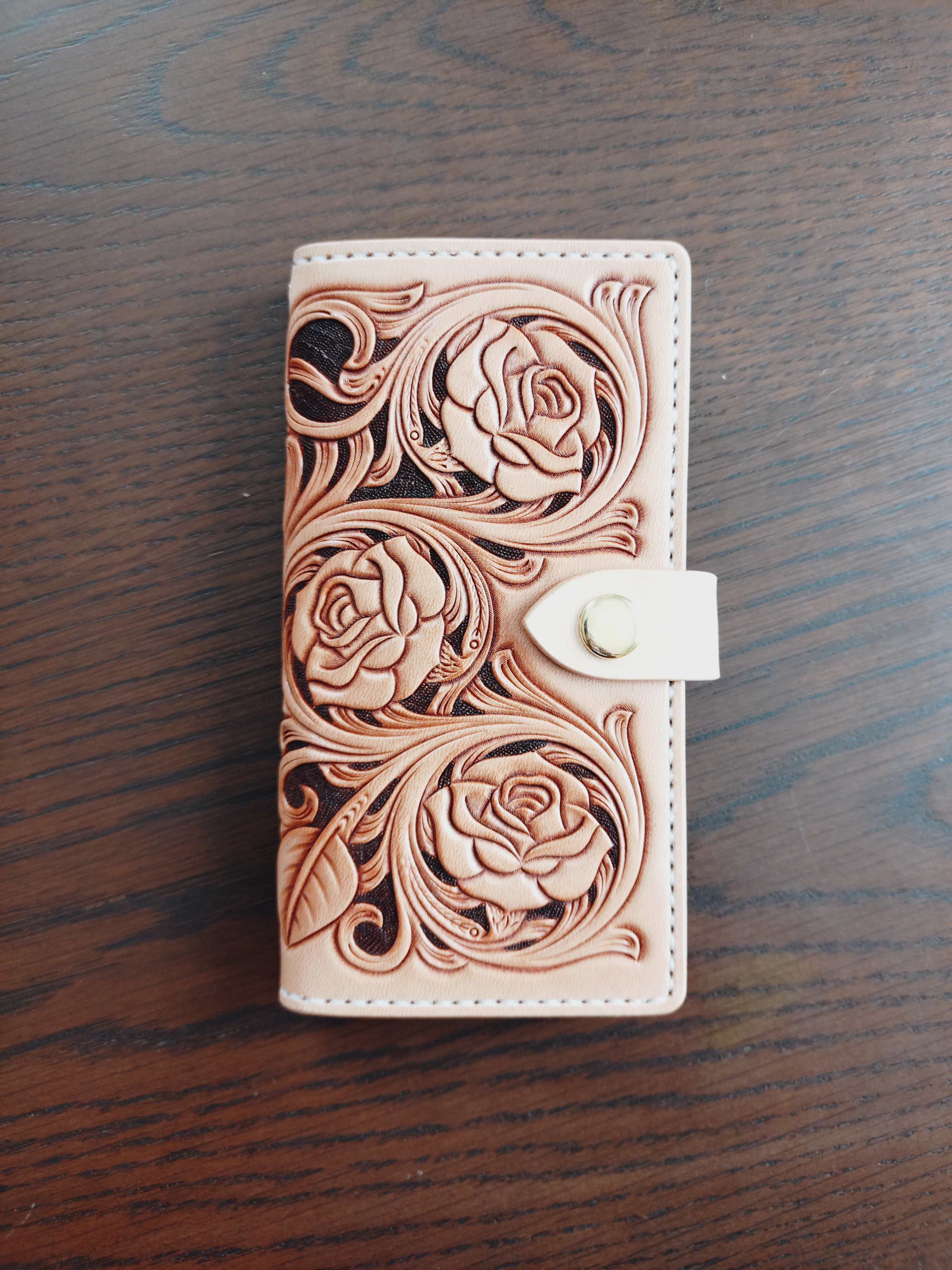 iPhone16 薔薇　手帳型携帯ケース　レザーカービング