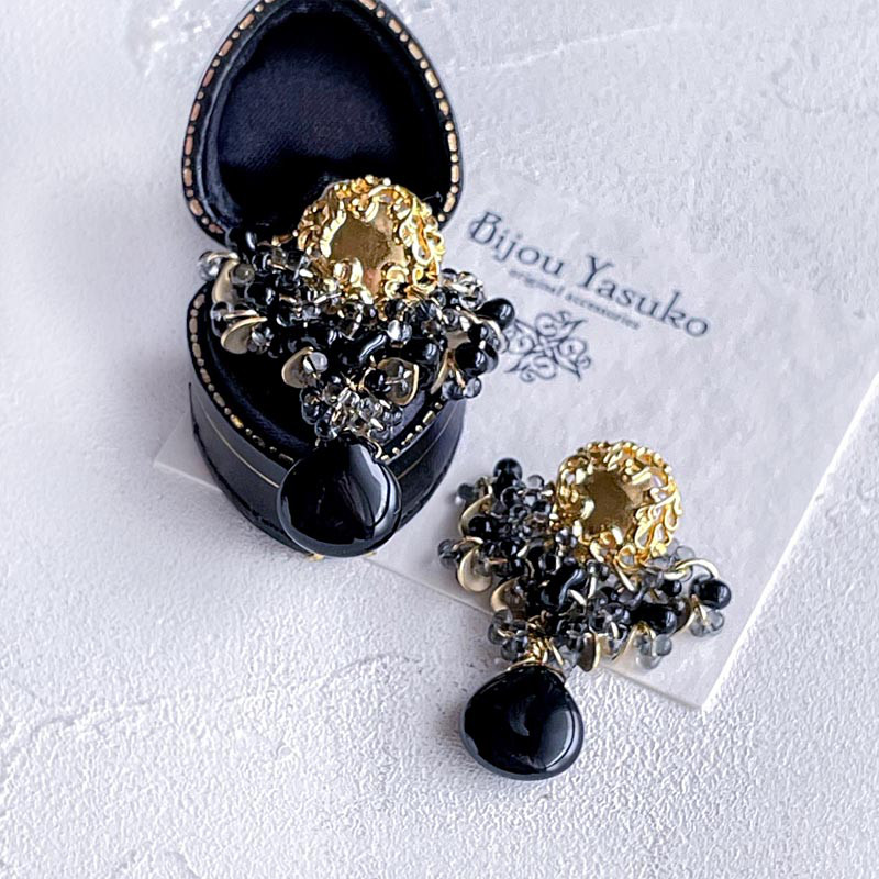 ヴィンテージ ボタン ピアス・イヤリング 黒 天然石 オニキス アンティーク ビーズ  揺れる 大ぶり ステンレス