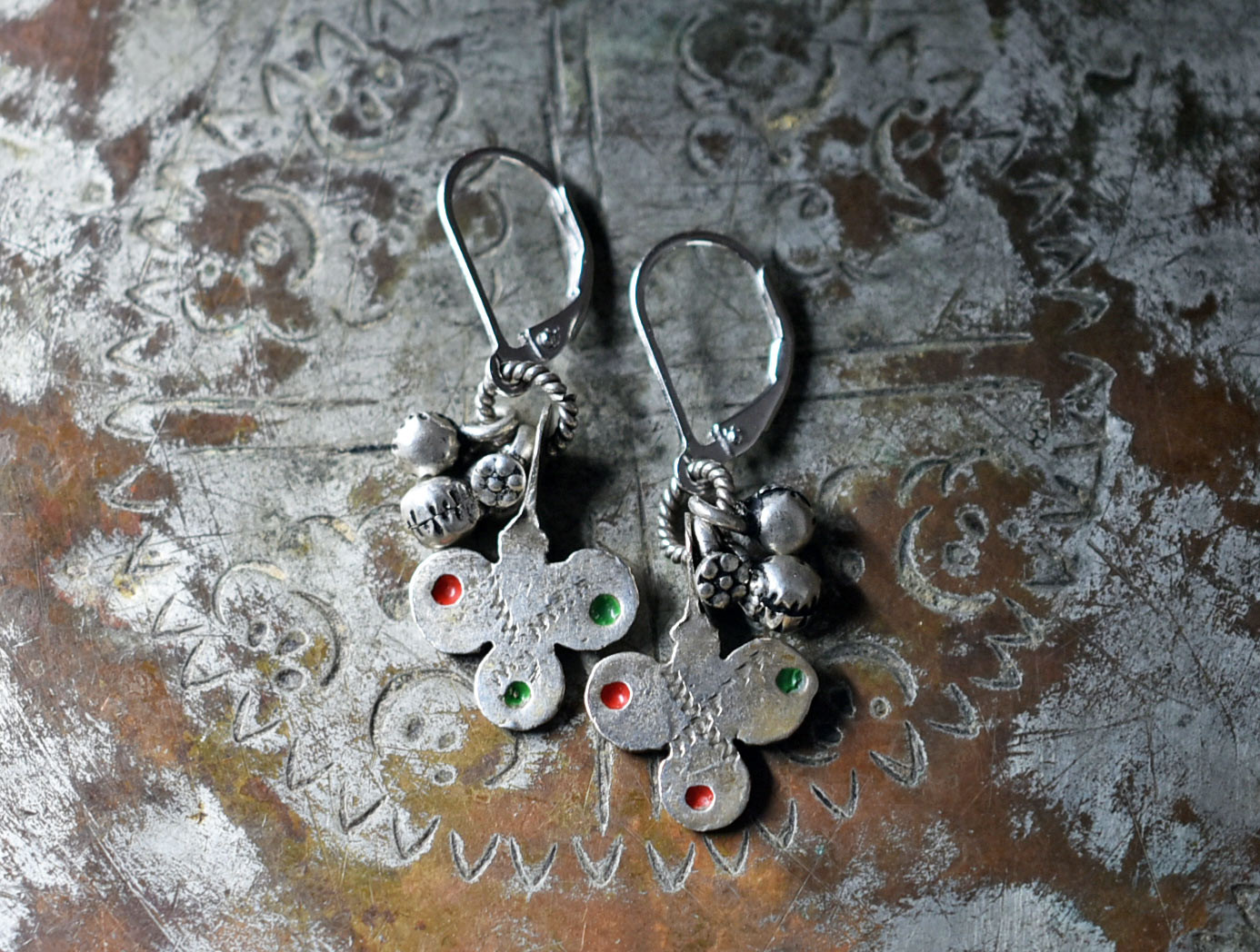 oldベルベル族ヴィンテージシルバーと小さな花付き鈴のピアス（クローバー）