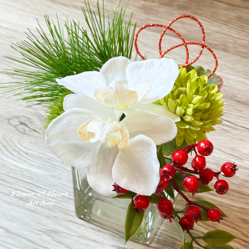 再販＊お正月2026 華やか胡蝶蘭と南天のアレンジ 枯れない花 人工水
