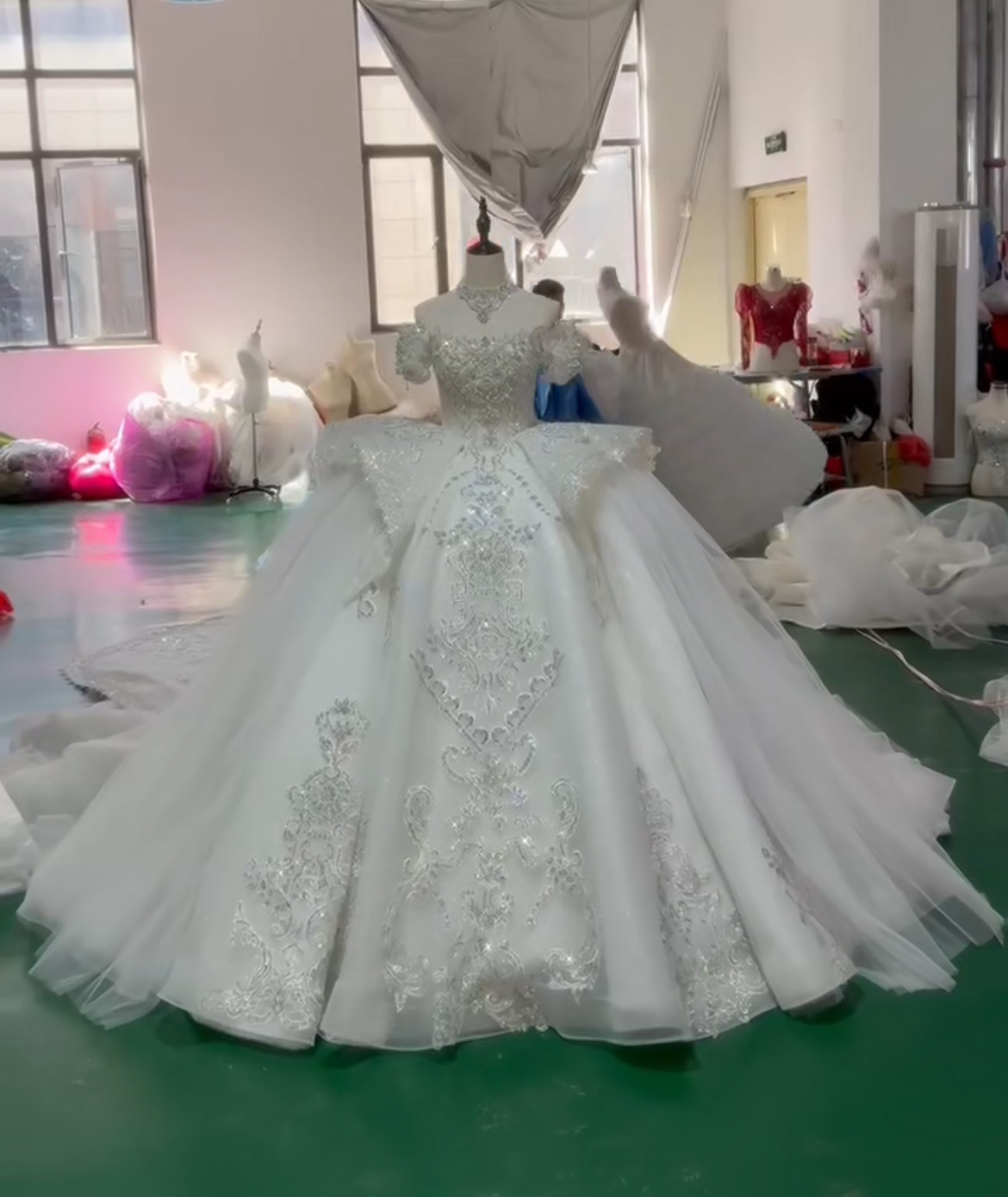 高級ウェディングドレス　オフショルダー　ふわふわチュール　ラッフルスカート　トレーン　たっぷりな刺繍結婚式二次会お呼ばれ