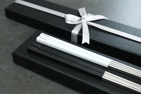 【刻印・名入れ】ステンレスのペアお箸♦︎結婚祝い♦︎出産祝い♦SUS304♦︎夫婦箸♦︎ブラック＆ホワイト 2枚目の画像