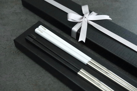 【刻印・名入れ】ステンレスのペアお箸♦︎結婚祝い♦︎出産祝い♦SUS304♦︎夫婦箸♦︎ブラック＆ホワイト 1枚目の画像