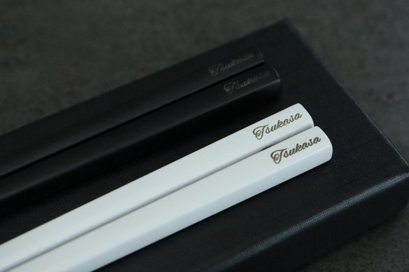 【刻印・名入れ】ステンレスのペアお箸♦︎結婚祝い♦︎出産祝い♦SUS304♦︎夫婦箸♦︎ブラック＆ホワイト 4枚目の画像