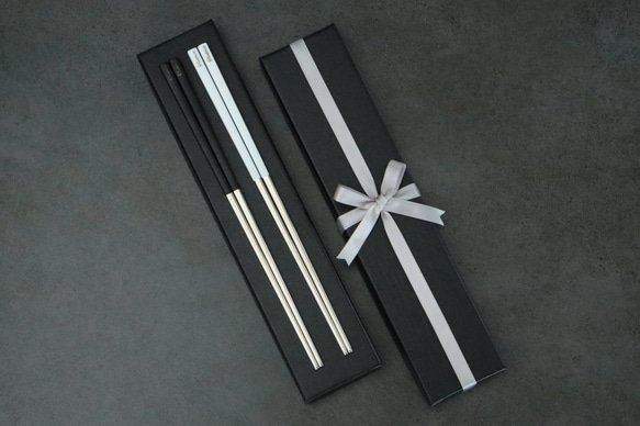 【刻印・名入れ】ステンレスのペアお箸♦︎結婚祝い♦︎出産祝い♦SUS304♦︎夫婦箸♦︎ブラック＆ホワイト 3枚目の画像