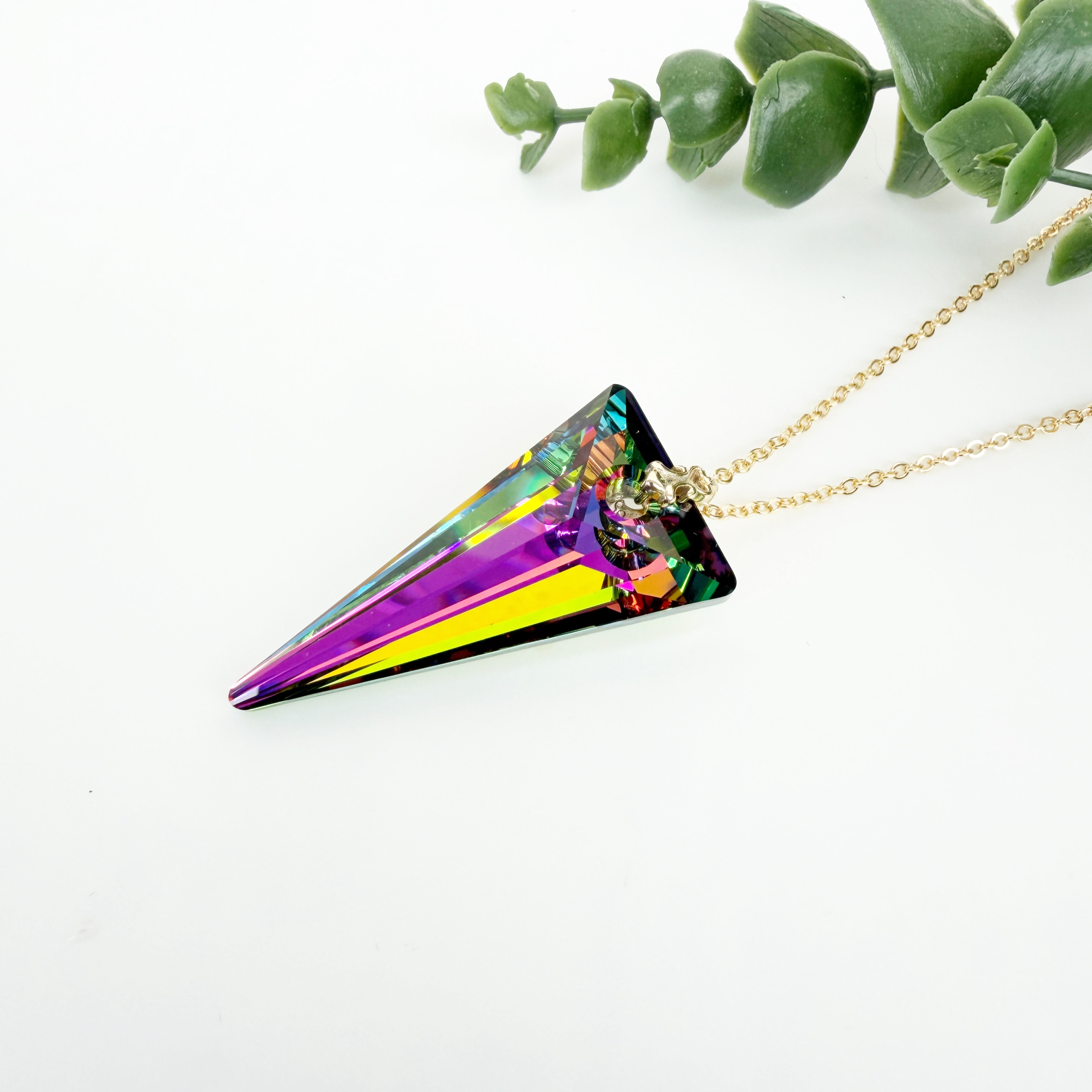 ヴィトラルミディアムの大きな逆三角クリスタルロングネックレス～アレルギー対応できます