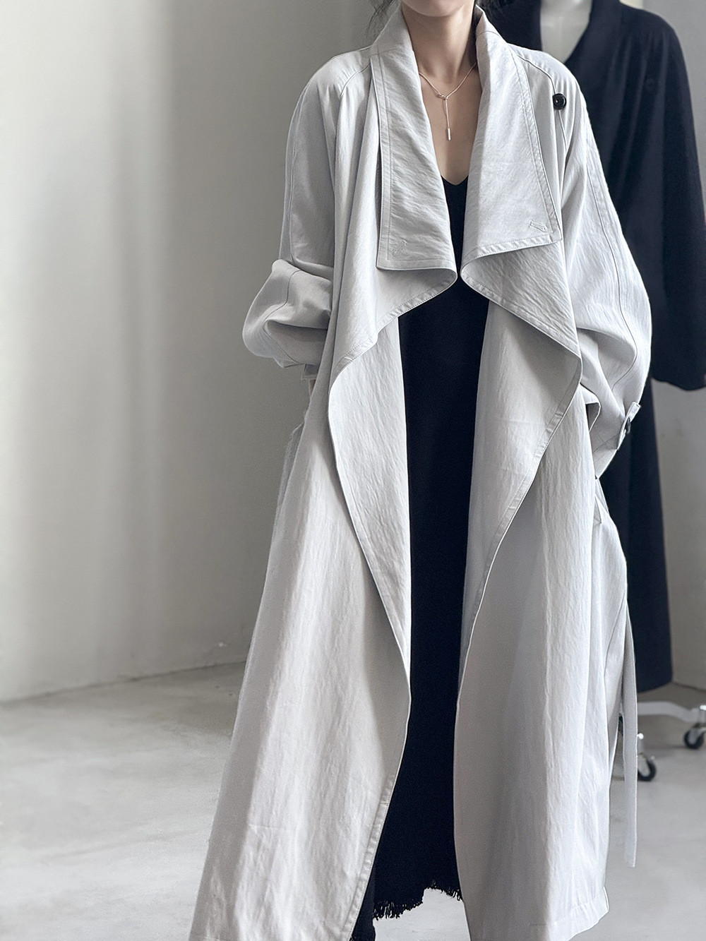 秋冬レディースカジュアル リバースカラー ベルト付き ロングレングストレンチコート【返品・交換可】品質最優先25-397