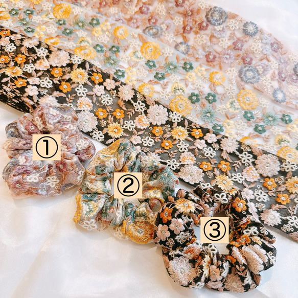 お洒落カラーのお花シュシュ♡インド刺繍リボン♡ヘアゴム シュシュ　 2枚目の画像