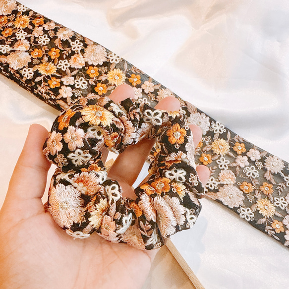 お洒落カラーのお花シュシュ♡インド刺繍リボン♡ヘアゴム シュシュ　 7枚目の画像