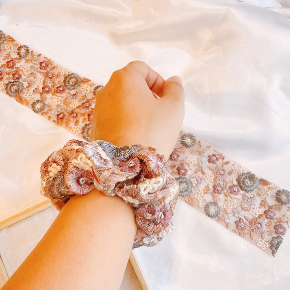 お洒落カラーのお花シュシュ♡インド刺繍リボン♡ヘアゴム シュシュ　 4枚目の画像